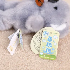 Dettaglio del portachiavi in peluche koala, morbido ciondolo animale per borse e chiavi.