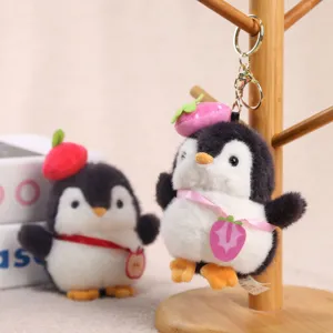 Portachiavi pinguino in peluche carino con cappello di fragola, ciondolo borsa morbido e grazioso.