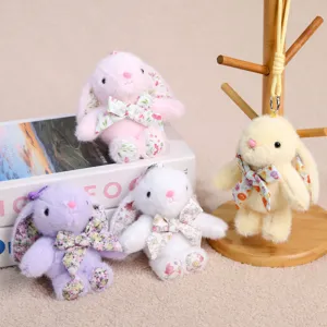Grazioso portachiavi con coniglietto in peluche floreale, morbido accessorio per borse.