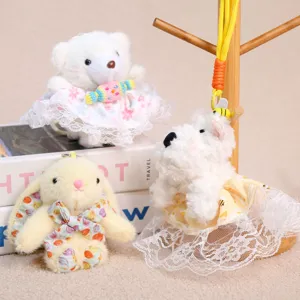 Dettaglio pendente peluche animale con vestito floreale orsetto e coniglio portachiavi.