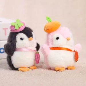 Grazioso ciondolo borsa pinguino di peluche, dettaglio bambola cappello frutta.