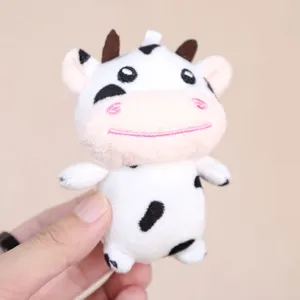 Simpatico portachiavi pendente in peluche di mucca, morbido ciondolo per borsa da donna.