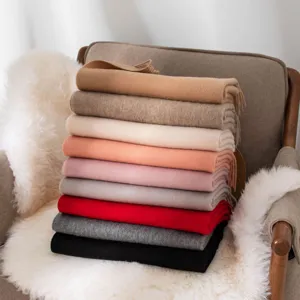 Sciarpa in lana tinta unita spessa per uomo e donna, accessorio invernale caldo e versatile.