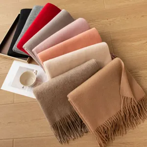Sciarpa in lana tinta unita classica per donna e uomo, autunno inverno sciarpa con frange.