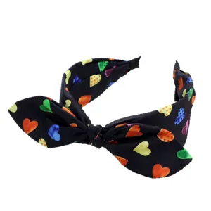Schwarzes Haarband mit buntem Herzchen-Druck und süßer Schleife, ideales Haar-Accessoire.
