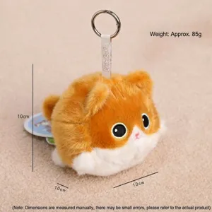 Primer plano detallado del llavero de peluche de gato esponjoso naranja y blanco con textura suave.