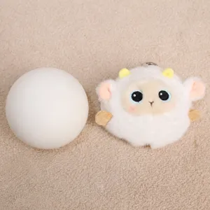 Bola antiestrés de espuma viscoelástica blanca y bonito llavero de peluche de oveja detalle