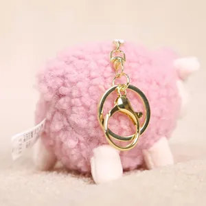 Süßer rosa Plüschschaf Schlüsselanhänger, flauschiger Lamm Taschenanhänger mit goldenem Ring.