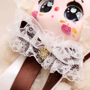 Lindo colgante de conejo de peluche de muñeca de vinilo detalle con lazo y decoración.