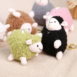 Süßes flauschiges Schaf Plüsch Schlüsselanhänger Detail, weicher Taschen Anhänger für Kinder.