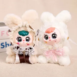 Adorable muñeco de conejo de peluche con cara de vinilo y una cofia de encaje fina.