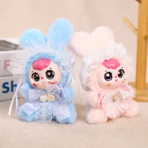 Primer plano de linda muñeca de conejo de peluche con cara de vinilo y encaje delicado.
