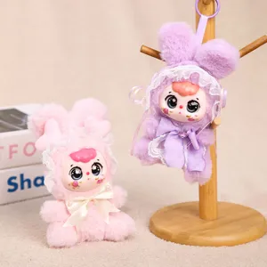 Adorable colgante de peluche de conejo con encaje fino y cara de vinilo para bolso.