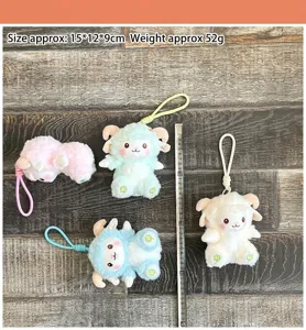 Vue détaillée de charmants pendentifs porte-clés mouton en peluche douce avec broderie trèfle.