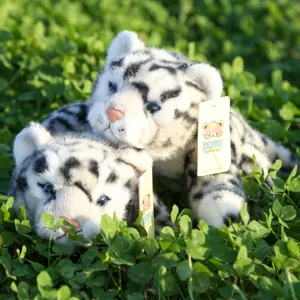 Lindo peluche de leopardo de las nieves, tela suave y esponjosa con manchas realistas.