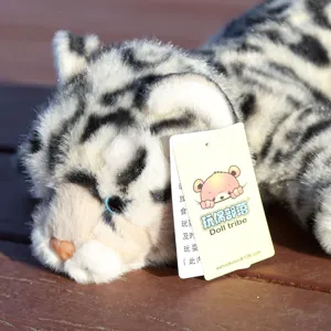 Lindo muñeco de peluche de leopardo de las nieves con etiqueta, suave y esponjoso.