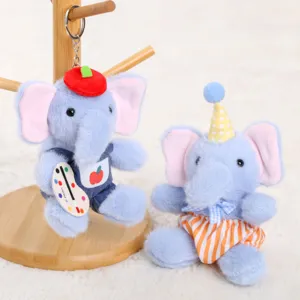 Niedlicher Elefant Plüsch Schlüsselanhänger Detail, weiche blaue Stofftier Tasche Anhänger.