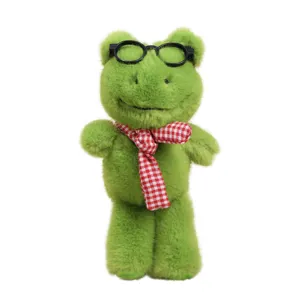 Lindo peluche de rana verde con gafas negras y bufanda a cuadros, vista principal del articulo.