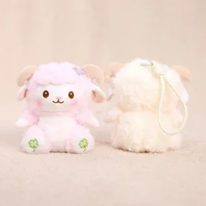 Détail de porte-clés en peluche mouton mignon, charm de sac en peluche rose et blanc.