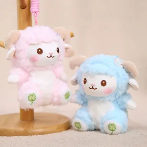 Gros plan détail de charmants porte-clés en peluche de mouton coloré et mignon.