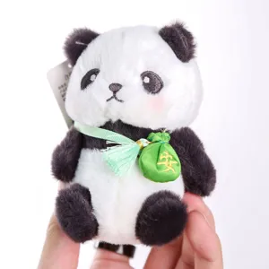 Schattige panda pluche hanger met groen gelukszakje, zacht knuffeltje voor tassen.