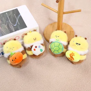 Primo piano dettagliato di adorabili portachiavi in peluche d'ape con zucca e tartaruga.