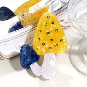 Süsser Strass Pilz Acetat Haarklammer Detailansicht, stilvolles und einzigartiges Haaraccessoire.