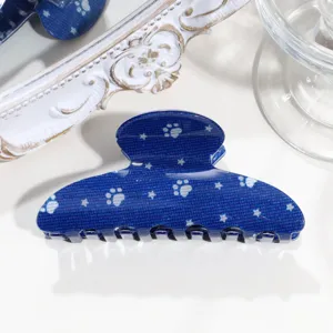 Blaue Haarklamm mit Jeans-Muster, Sternen und Pfotenabdrücken als Detailaufnahme