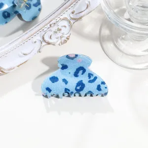 Nahaufnahme Detail der blauen Leo-Muster Haarklammer, süßes Hohl-Design, Haar-Accessoire.