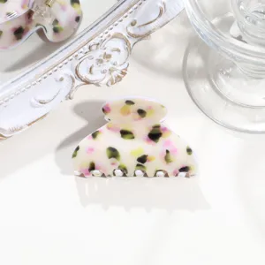 Nahaufnahme Detail der koreanischen floralen Haarklammer, niedliches Knochen-Design für Alltag.