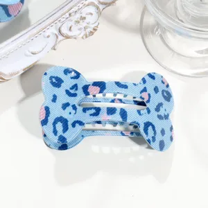 Detailaufnahme der blauen Leoparden Knochen Haarklammer, hohles Design, süßes Haarstyling.