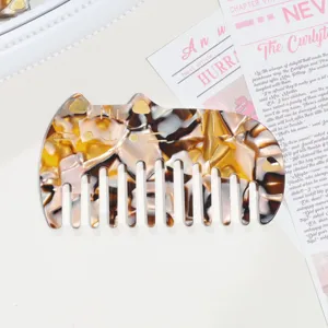 Detailed view of the cute cat-shaped acetate hair comb featuring trendy tortoiseshell pattern.