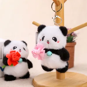 Schattige panda pluche sleutelhanger met pluizige dierenpop die een roze bloem vastheeft.