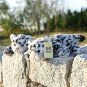 Escena exterior foto de detalle de lindo peluche de leopardo de las nieves toy.
