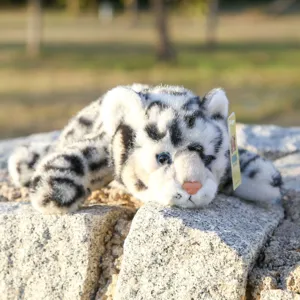 Primer plano detallado de un adorable peluche de leopardo de las nieves realista.