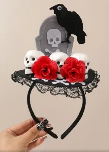 Στήκα αποκριάτικου κρανίου Halloween με μαύρο κοράκι ταφόπλακα και κόκκινα τριαντάφυλλα