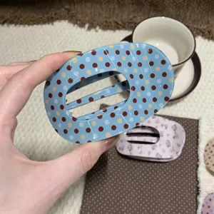 Molle per capelli ovale a pois blu clip dolce per frangetta accessorio vista dettagliata.