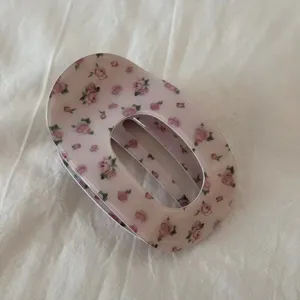 Fermaglio per capelli ovale con fiori rosa dolce accessorio carino per styling quotidiano.