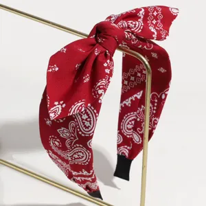 Rotes Paisley-Haarband Detail, süßer Schleifen-Haarreif mit klassischem Print für den Alltag.