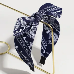 Detailansicht des dunkelblauen Paisley Haarreifs mit Schleife, elegantes Haaraccessoire.