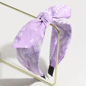 Lila Paisleymuster Stoff Hasenohr Schleife Haarreif, breites Haarband Detailansicht.