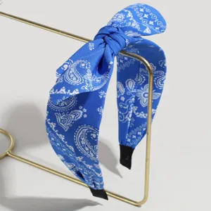 Blaues Paisley-Muster Stoff Schleife Haarreifen Detail, breiter Haarreif für Streetstyle Mode Accessoire.