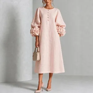 Elegante abito midi in cotone e lino con polsini floreali 3D, vista dettagliata.