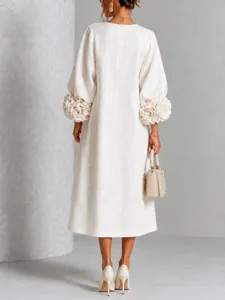 Elegante abito midi in cotone e lino con raffinati polsini floreali e maniche lunghe.