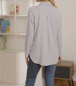 Vista dettagliata del retro della camicia casual a tinta unita con collo e orlo curvo.