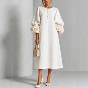 Elegante abito midi in misto lino bianco panna con maniche a lanterna e polsini floreali 3D.