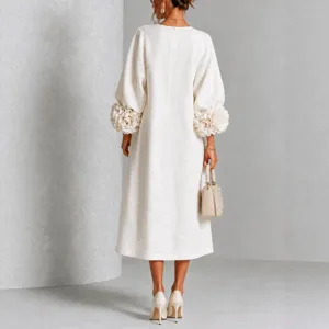 Elegante abito lungo in lino bianco da donna con maniche lunghe e polsini con fiori 3d.