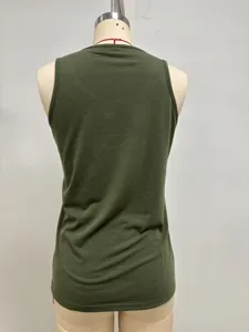 Green sleeveless tank top, solid color basic knitwear, comfortable fit, casual style detail.