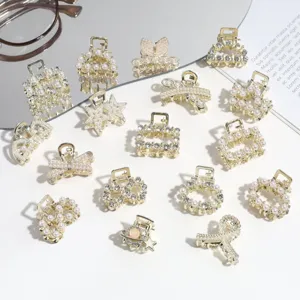 Detailansicht eleganter Mini-Haarklammern aus Legierung mit Perlen und Strass für schicke Frisuren.
