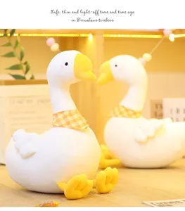 Simpatico cuscino peluche oca bianca, morbida bambola con sciarpa carina per bambini.